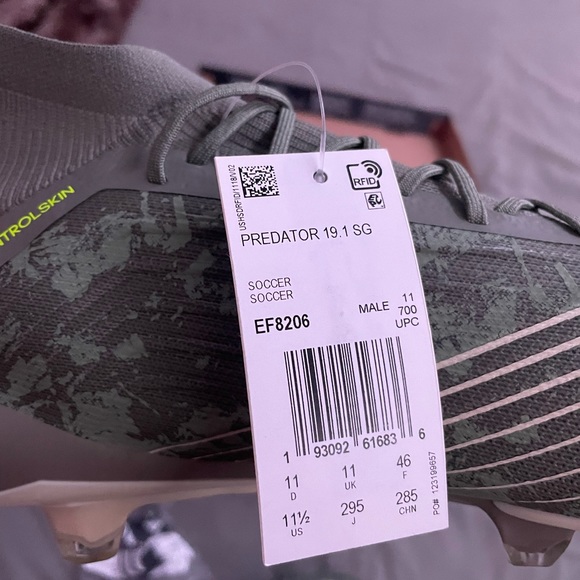 Adidas Predator 19.1 metal studs soccer cleat - Picture 3 of 3